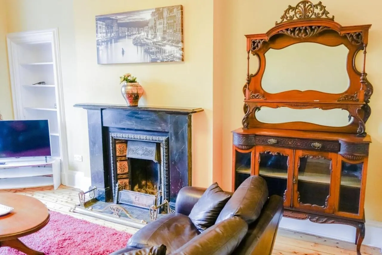 Newly Furnished 2 Bedroom Apartment On Leith Walk Edinburgh